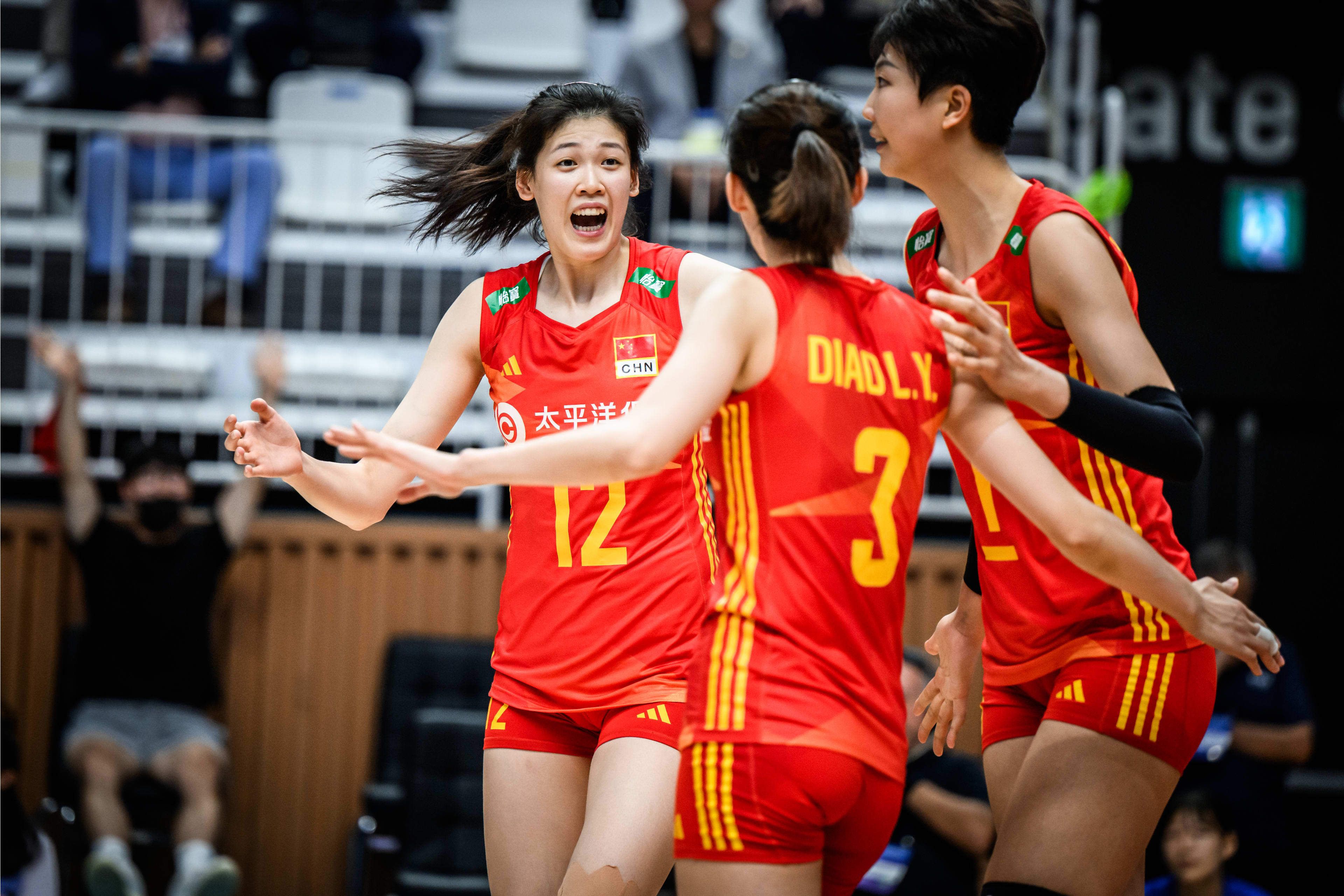 钟子涛吓的后退两步，对其他人大喊道：一起冲上去干掉他。